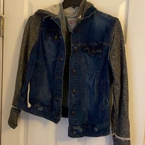 Jean jacket with cloth arms